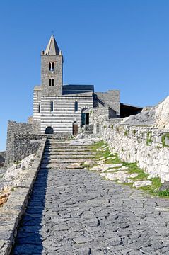 de kerk van San Pietro in Porto Venere van Peter Eckert