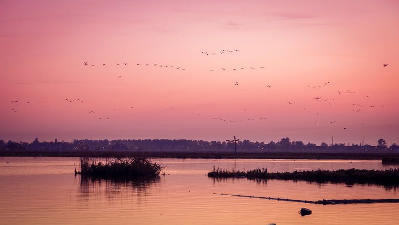 le lac De Merken, au milieu du Wormer et du Jisperveld au coucher du soleil. par Hans de Waay