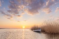 Boot in het Achterwasser bij zonsondergang op Usedom