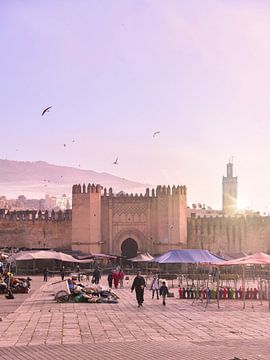 Zonsopkomst bij de Middeleeuwse stadspoort van de Medina in Fez, Marokko van Romy Oomen