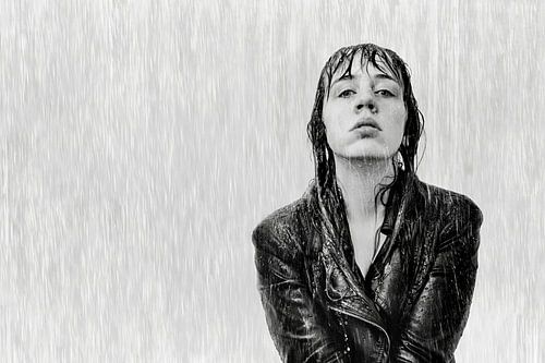 Krachtige Foto van Vrouw in Regenbui met Leren Jas - Inspirerende Beeldmanipulatie voor Uw Interieur