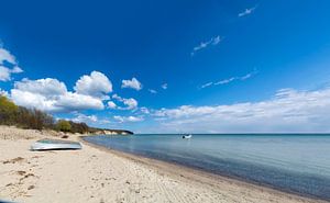 Boot und Motorboot am Südstrand in Göhren auf Rügen