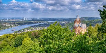 Blick über Schloss Drachenburg, Königswinter, Bonn und den Rhein von Katho Menden