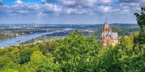 Blick über Schloss Drachenburg, Königswinter, Bonn und den Rhein