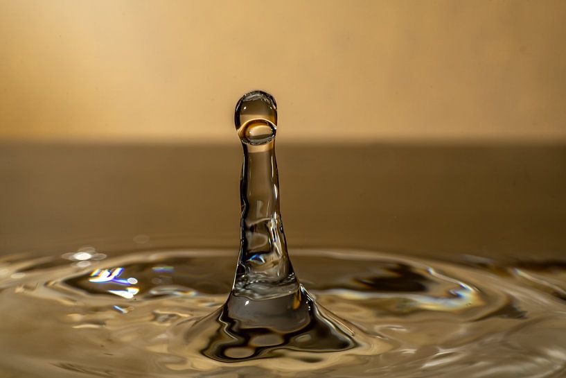 Water column against light background by Thomas Riess