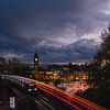 Abendliche U-Bahnfahrt in Hamburgs Hafen von Oliver Preuß