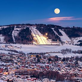 Volle maan over winters Lillehammer, Noorwegen van Adelheid Smitt