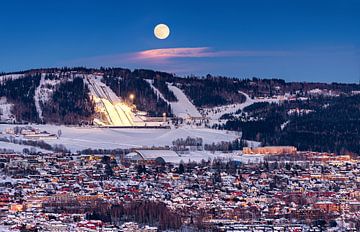 Volle maan over winters Lillehammer, Noorwegen