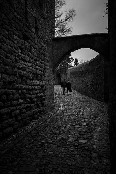 Couple walk on cobblestone in Carcassone par Luis Boullosa