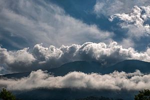 Wolken in den Bergen