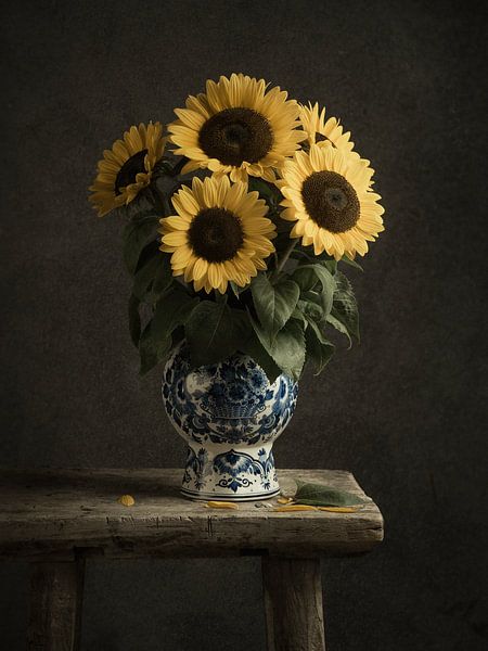 Zonnebloemen in Delfts blauwe vaas van Mariska Vereijken
