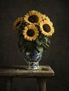 Zonnebloemen in Delfts blauwe vaas van Mariska Vereijken thumbnail