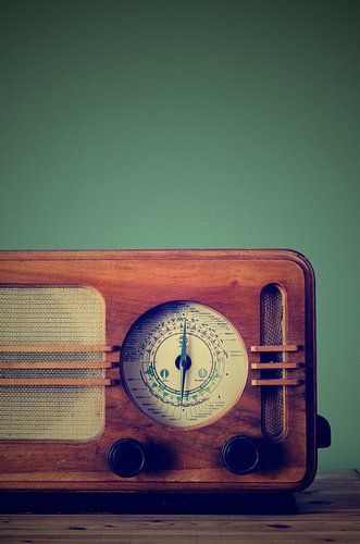 Nature morte avec une radio vintage. sur Jelena Jovanovic Fine Art
