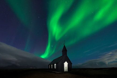Aurore boréale au-dessus de l'église de Budir sur Roy Poots