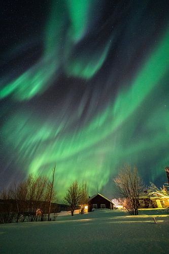 Noorderlicht boven een Zweeds dorp
