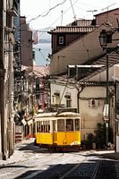 Gele tram in de smalle straten van Lissabon