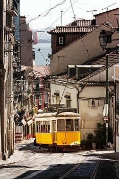 Gelbe Straßenbahn in den engen Gassen von Lissabon