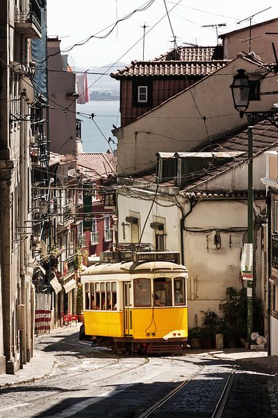 Gele tram in de smalle straten van Lissabon van Dennis van de Water