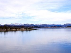 Vue depuis un lac du Rauland sur les montagnes enneigées