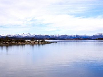 Uitzicht vanaf een meer in Rauland op de besneeuwde bergen van Judith van Wijk