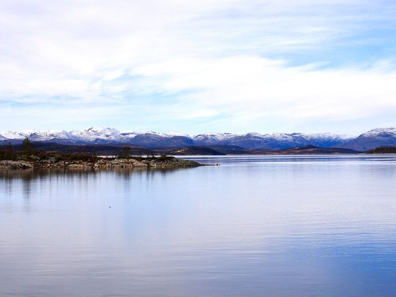 Vue depuis un lac du Rauland sur les montagnes enneigées par Judith van Wijk
