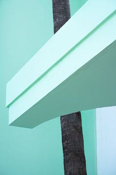 Grüne pastellfarbene Art-déco-Architektur mit Palme von Jenine Blanchemanche