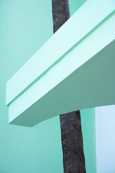 Architecture art déco vert pastel avec palmier par Jenine Blanchemanche