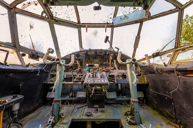 Verlassenes Flugzeug Cockpit einer Antonov im Ostblock von Gentleman of Decay