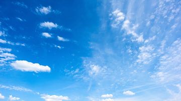 Ciel bleu avec des nuages sur Günter Albers