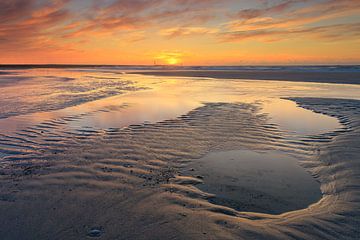 Lijnenspel op het strand van Hoek van Holland. van delkimdave Van Haren