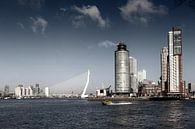 Rotterdam Skyline met Erasmusbrug brug, Nederland. van Tjeerd Kruse thumbnail