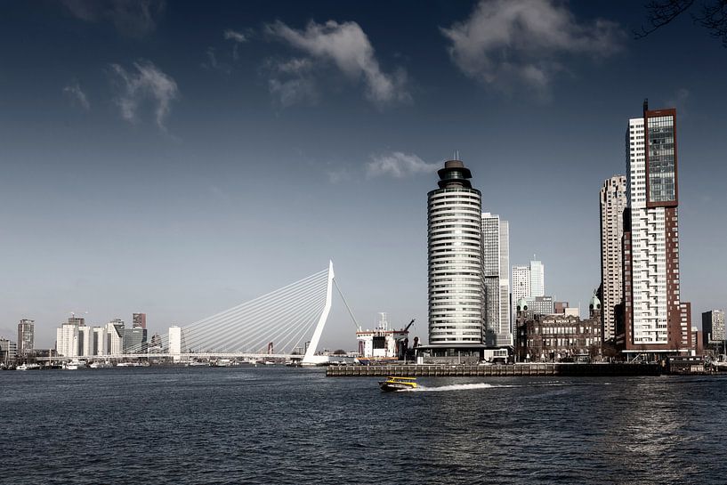 Rotterdam Skyline met Erasmusbrug brug, Nederland. van Tjeerd Kruse