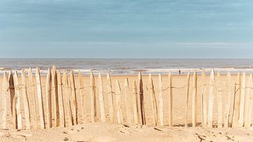 Zaun am Strand von Katwijk von Yanuschka Fotografie | Noordwijk