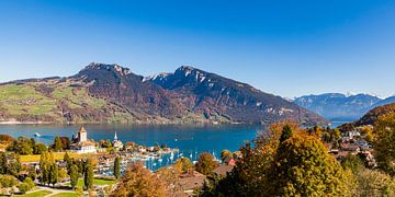 Spiez aan het Thunmeer in het Berner Oberland in Zwitserland van Werner Dieterich