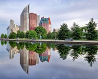 Skyline Den Haag met water reflectie