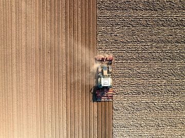 Tractor bereidt de grond voor op het planten van gewassen van Sjoerd van der Wal