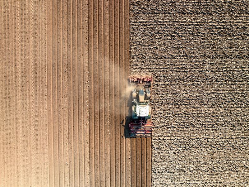 Tractor bereidt de grond voor op het planten van gewassen van Sjoerd van der Wal Fotografie