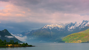 Sonnenaufgang über dem Sorfjorden, Vestland, Norwegen