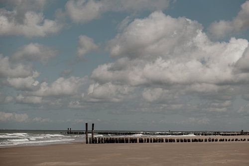 Ein wolkenverhangener Himmel und eine windige Küste, Domburg