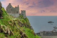 Dunluce Castle, een Middeleeuwse ruïne,  County Antrim, Noord-Ierland
