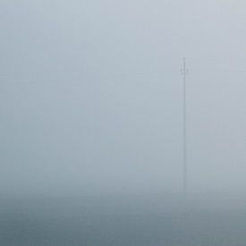 Elektriciteitspaal in de mist von Pieter en Anders Veltkamp