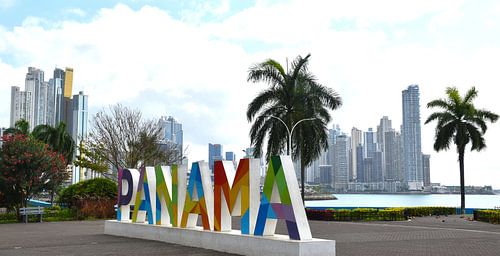 De Cinta Costera-promenade in de zomer