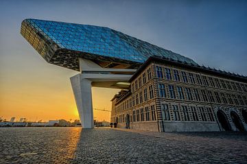 Hafengebäude von Antwerpen bei Sonnenuntergang. von Leon Okkenburg