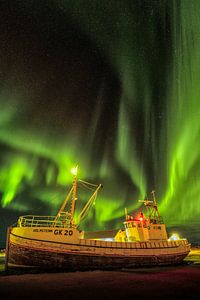 Nordlichter bei Nacht in Island mit einem großartigen Lichtspiel