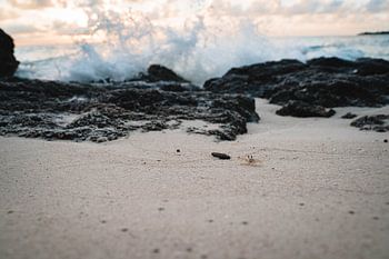 Golven tegen de rotsen
