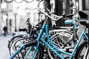 Straatbeeld Maastricht, fietsen blauw by Chantal Brugmans