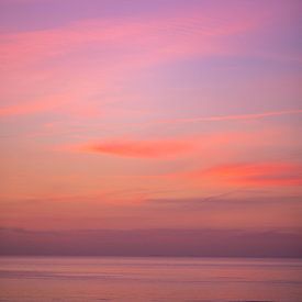 Roze oranje zonsondergang lucht boven de zee van Charlotte Van Der Gaag