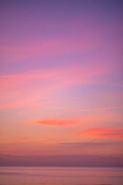 Roze oranje zonsondergang lucht boven de zee van Charlotte Van Der Gaag
