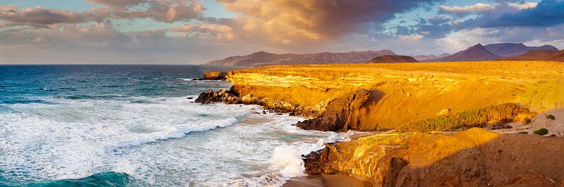 Strand bij zonsondergang in Fuerteventura van Markus Lange