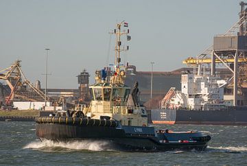 Sleepboot onderweg naar de haven van IJmuiden van scheepskijkerhavenfotografie